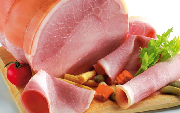 Thịt chế biến sẵn: Thịt nguội và loại thịt ướp muối (như thịt xông khói và xúc xích) có thể chứa nhiều chất béo bão hòa. Ngay cả khi bạn chọn loại ít chất béo thì thực phẩm này vẫn có xu hướng rất nhiều muối, không tốt cho tim.