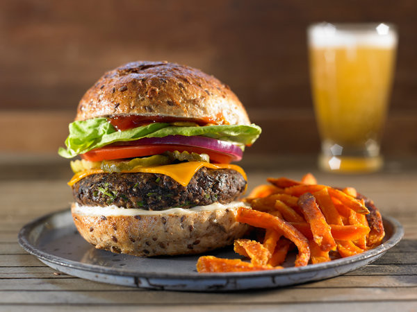 Mỗi chiếc bánh burger chứa 29 gram chất béo, 540 calo và 1040 mg natri, điều này nguy hiểm cho trái tim của bạn nếu ăn với số lượng lớn. Ảnh: Boldsky, Internet.