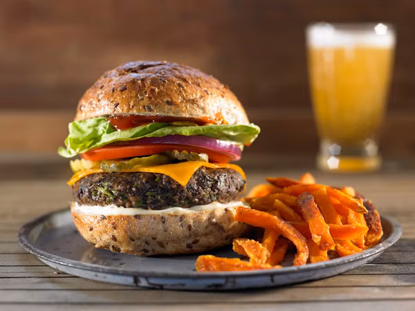 Mỗi chiếc bánh burger chứa 29 gram chất béo, 540 calo và 1040 mg natri, điều này nguy hiểm cho trái tim của bạn nếu ăn với số lượng lớn. Ảnh: Boldsky, Internet.