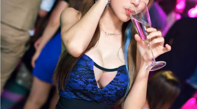 Tại một hộp đêm nổi tiếng ở trung tâm thủ đô Kuala Lumpur, Malaysia, đã xảy ra một sự việc hi hữu. Một khách nữ, 23 tuổi đã bất ngờ nổ tung ngực ngay trên sàn nhảy khiến những người xung quanh vô cùng hoảng sợ và hoang mang. Ảnh: Internet.