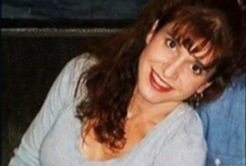 Hồi tháng 10/2011, Rebecca Van Hooser, một phụ nữ, phạm luật giao thông và bị cảnh sát hỏi thăm. Cô cho biết, cô bị một viên cảnh sát vặn tay ra đằng sau và áp chặt người cô vào ô tô để giải về trụ sở cảnh sát. Hooser cảm thấy đau đớn và sau đó phát hiện ngực phải của cô đã vỡ. Hooser đã đâm đơn kiện viên cảnh sát.