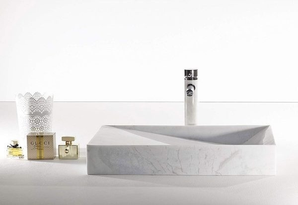 Bồn tắm với chất liệu đá cẩm thạch mang đến vẻ đẹp nhẹ nhàng, tinh tế cho phòng tắm nhà bạn.