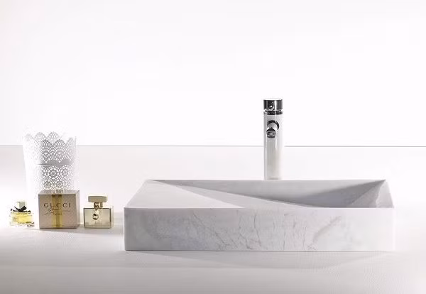 Bồn tắm với chất liệu đá cẩm thạch mang đến vẻ đẹp nhẹ nhàng, tinh tế cho phòng tắm nhà bạn.