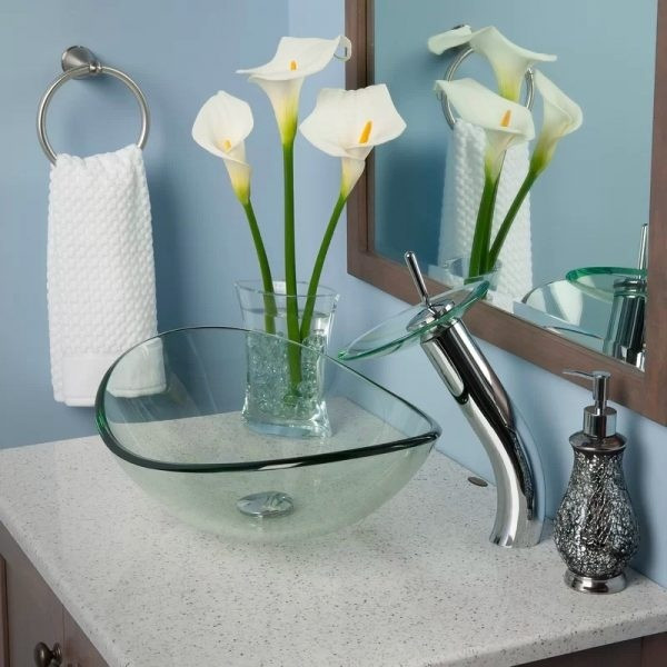 Bồn rửa mặt bằng chất liệu thủy tinh với kiểu dáng mềm mại chắc chắn sẽ phù hợp với phòng tắm nhà bạn.