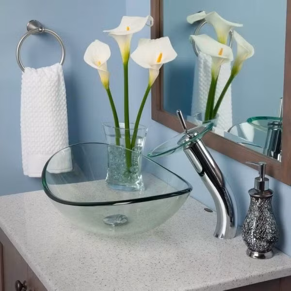 Bồn rửa mặt bằng chất liệu thủy tinh với kiểu dáng mềm mại chắc chắn sẽ phù hợp với phòng tắm nhà bạn.