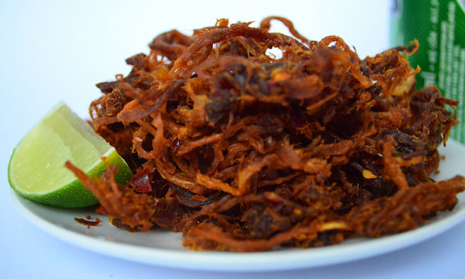 Nai khô Diên Khánh: Món nai khô Diên Khánh chắc chắn sẽ làm hài lòng những ai ưa thích đặc sản núi rừng. Nai khô được tẩm ướp gia vị và ép thành từng tảng lớn. 