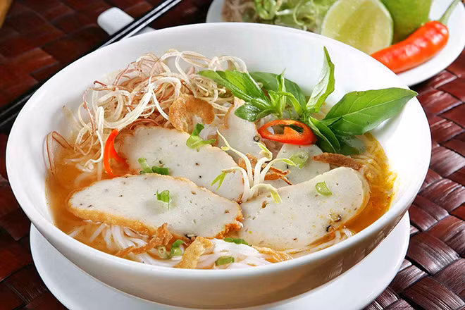 Bún chả cá Nha Trang được xem là món ăn rất đỗi quen thuộc của người dân Nha Trang. Tô bún với nước dùng trong veo, ngọt lịm. Nước dùng được ninh từ xương cá thu, cá cờ. Chả cá được làm từ cá thu tươi nên viên chả cá vừa dai thơm, ngon ngọt. 