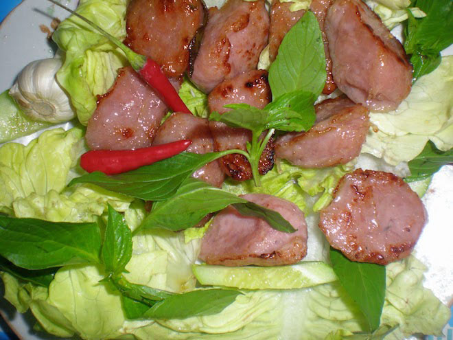 Nem chua Ninh Hòa: Du khách đến thành phố biển Nha Trang luôn dành một buổi thưởng thức món đặc sản ngon khó cưỡng vẫn thường gọi là “nem nướng Nha Trang”. Nem nướng được làm từ thịt heo quết mịn, ướp thêm ít gia vị đậm đà, xiên que rồi nướng trên bếp than hồng cho thịt nem vàng ươm. 