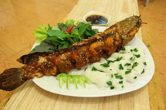 Cá tràu Võ Cạnh: Cá tràu hay còn gọi là cá lóc là một món ăn quen thuộc từ Bắc vào Nam ở nước ta. Riêng ở Khánh Hòa, nói đến cá tràu là phải nhắc đến làng Võ Cạnh (một ngôi là nhỏ thuộc phường Vĩnh Trung, thành phố Nha Trang). Cá tràu ở đây mập, thịt thơm ngọt và không có mùi tanh như cá ở những nơi khác. 