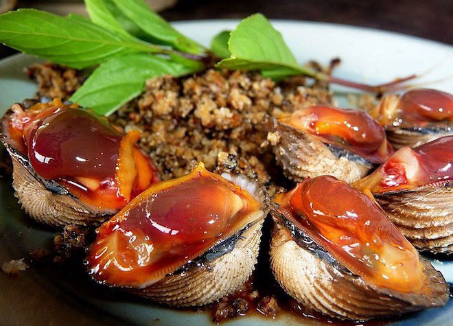 Sò huyết Thủy Triều: Đây là tên gọi một đầm lớn nằm ở phía Bắc của bán đảo Cam Ranh. Đầm này có loại sò huyết nổi tiếng, xếp ngang hàng với sò huyết đầm Ô Loan (Phú Yên) và sò huyết Tam Giang (Thừa Thiên - Huế). 