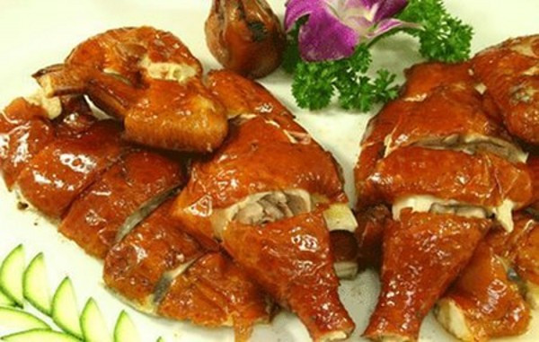 Vịt Ninh Hòa: Nếu có dịp về Ninh Hòa, bạn sẽ thấy những đàn vịt hàng nghìn con đang kiếm ăn trên các cánh đồng sau mùa gặt. Vịt Ninh Hòa là loại vịt mập thịt, cổ dài, vì được nuôi tự nhiên ngoài đồng, thức ăn là hạt lúa rơi vãi, giun, ốc, cua đồng, tôm, tép... nên những con vịt ở đây luôn cho thịt chắc, ngọt ngon nhưng không dai nên rất được ưa thích. Ảnh: Internet. 