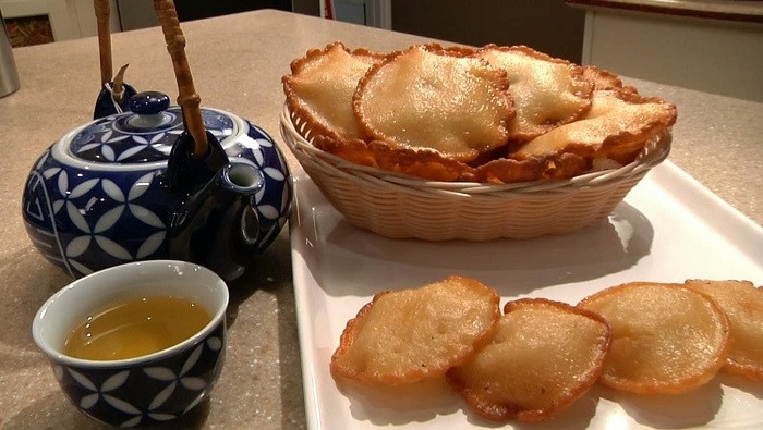 Trà bánh Myanmar: Các quán trà là địa điểm tuyệt vời để khách du lịch tìm hiểu và hoà mình vào các món ăn truyền thống của người Myanmar. Ngoài những món ăn truyền thống, bất kỳ một quán trà nào tại Myanmar cũng có sẵn những loại bánh từ ngọt tới mặn để nhâm nhi với trà nóng.