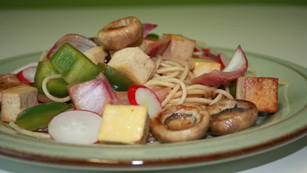 Mỳ Shan đậu phụ: Đậu phụ của Myanmar không lên men từ đậu nành mà được chế biến từ đậu lăng vàng và đậu xanh. Các quầy hàng bán món ăn của người Shan luôn nổi bật với những khối đậu phụ lớn. Những lát đậu phụ thường được ăn kèm với mỳ vàng hoặc ăn nóng trong bát súp hay ăn lạnh với nộm.