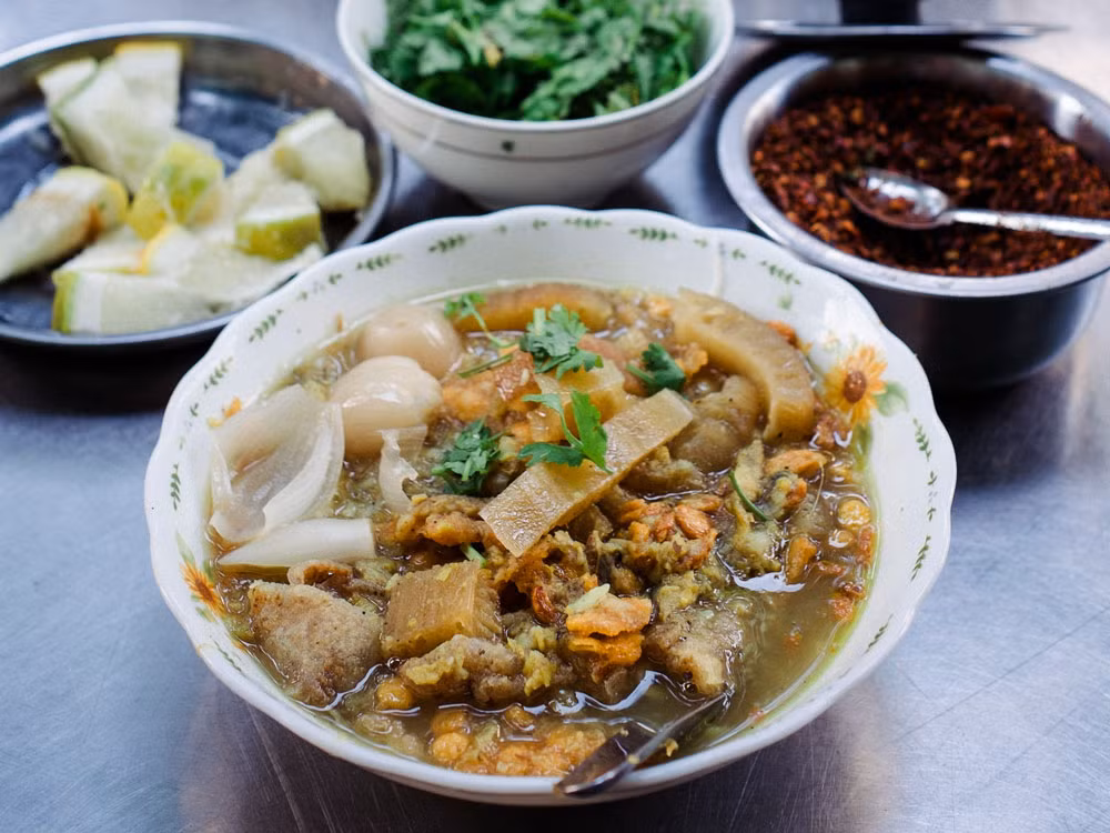 Bún cá Mohinga: Đây là một loại bún nấu trong nước lèo vị cá, được nhiều người xem là món ăn dân tộc của người Myanmar. Các nguyên liệu chính gồm bột đậu chickpea, gạo rang xay, cá da trơn nấu trong nước lèo và rất nhiều loại gia vị như tỏi, hành tím, gừng, sả, nước mắm…