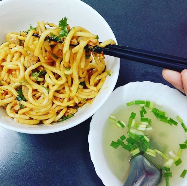 Mỳ Nan Gyi Thohk: Đây là một món ăn Myanmar gồm có bánh phở gạo được trộn với một loại cà ri gà đặc biệt ăn kèm với nước dùng. Người dùng có thể vắt thêm chanh để thêm vị chua. Nan Gyi Thohk được ví như mỳ spaghetti phiên bản Myanmar.