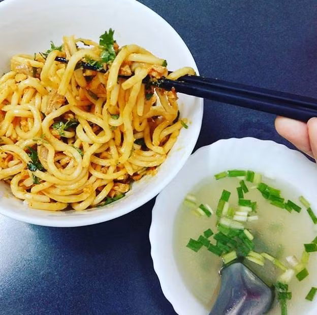 Mỳ Nan Gyi Thohk: Đây là một món ăn Myanmar gồm có bánh phở gạo được trộn với một loại cà ri gà đặc biệt ăn kèm với nước dùng. Người dùng có thể vắt thêm chanh để thêm vị chua. Nan Gyi Thohk được ví như mỳ spaghetti phiên bản Myanmar.