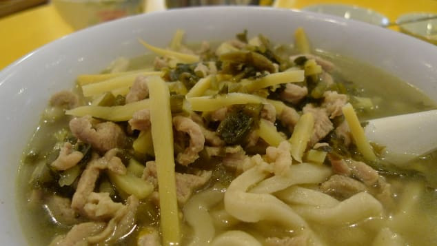 Mỳ của người Shan: Món mỳ đặc trưng của người dân tộc Shan ở phía bắc Myanmar là sự kết hợp hoàn hảo giữa những sợi mỳ mỏng và thịt gà, thịt lợn ướp, cùng hạt mè rang và hương vị của tỏi, ăn kèm rau muối chua và nước dùng. Ảnh: Internet.
