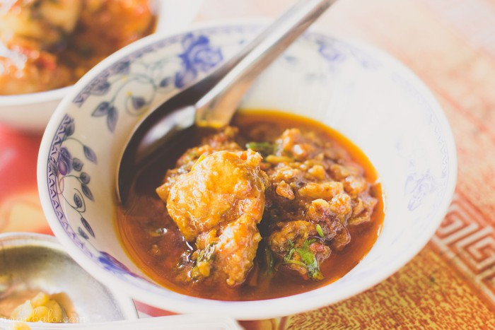 Cà ri Myanmar: Đúng như tên gọi của món ăn này, cà ri là nguyên liệu chủ yếu nhưng bạn có thể chọn ăn kèm thịt lợn, thịt bò, thịt cừu hay hải sản. Nếu dành cho người ăn chay, cà ri Myanmar sẽ kết hợp cùng với salad, rau xanh, đậu…