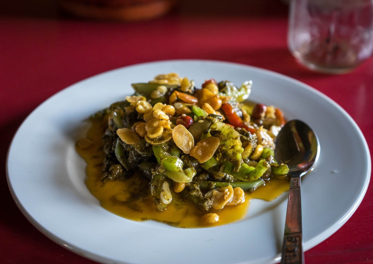 Salad lá trà: Một trong những món ngon đặc biệt nhất của người Myanmar chính là lephet – lá trà lên men. Những lá trà này được sử dụng để chế biến món salad lá trà và được dùng để ăn vặt, khai vị hay ăn cùng với cơm. Những lá trà chua được trộn với hơi đắng, bắp cải thái sợi, cà chua lát, các loại đậu, dầu tỏi và những lát tỏi, ớt cay nồng để tạo nên món salad đặc biệt.