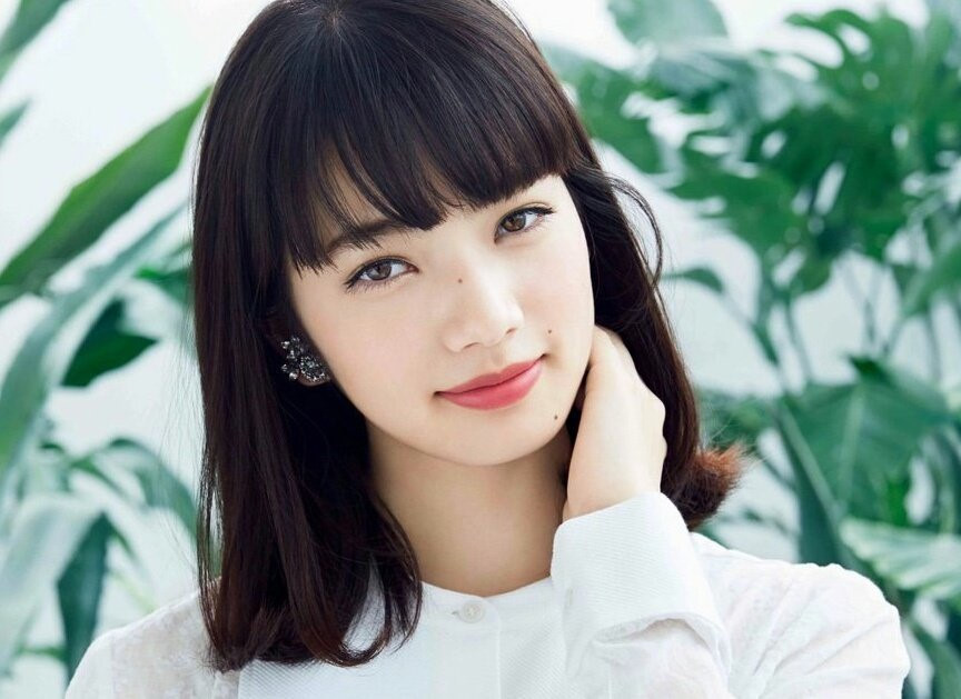 10. Komatsu Nana: Sinh năm 1996, Komatsu Nana nổi lên nhanh chóng sau khi bị đồn là bạn gái của nam ca sĩ Kpop G-Dragon (nhóm Big Bang). Xuất thân là người mẫu nên khi chuyển sang đóng phim, Nana nhận phải nhiều lời phàn nàn về diễn xuất vì "đóng quá nhiều phim mà chẳng có vai nào đáng xem". Năm 2016, cô góp mặt với một vai nhỏ trong bộ phim của Hollywood - Silence (2016).