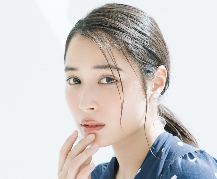 9. Hirose Alice: Chị gái của "nữ thần học đường" Hirose Suzu cũng góp mặt trong danh sách này. Sự nghiệp diễn xuất của Alice lại không được đa dạng và thành công như em gái. Nhiều khán giả không thích Hirose Alice vì cô trông quá chững chạc so với độ tuổi 23.