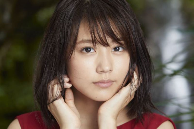 8. Arimura Kasumi: Nữ diễn viên 25 tuổi là một trong những ngôi sao đang thăng tiến nhanh chóng của điện ảnh xứ hoa anh đào. Cô góp mặt trong rất nhiều bộ phim nổi tiếng và gặt hái được các giải thưởng diễn xuất quan trọng như Giải Viện Hàn lâm Nhật Bản cho Ngôi sao triển vọng năm 2016, giải ngôi sao châu Á tại LHP Busan (2017), giải Tokyo Sports hạng mục nữ chính xuất sắc qua bộ phim Narratage (2018). Với thành tích dày cộm nhưng có vẻ Kasumi lại khiến không ít người khó chịu vì thường xuyên nhận những vai diễn quá già dặn với cô.