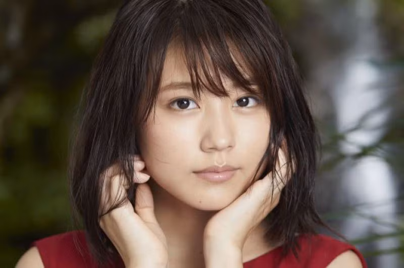 8. Arimura Kasumi: Nữ diễn viên 25 tuổi là một trong những ngôi sao đang thăng tiến nhanh chóng của điện ảnh xứ hoa anh đào. Cô góp mặt trong rất nhiều bộ phim nổi tiếng và gặt hái được các giải thưởng diễn xuất quan trọng như Giải Viện Hàn lâm Nhật Bản cho Ngôi sao triển vọng năm 2016, giải ngôi sao châu Á tại LHP Busan (2017), giải Tokyo Sports hạng mục nữ chính xuất sắc qua bộ phim Narratage (2018). Với thành tích dày cộm nhưng có vẻ Kasumi lại khiến không ít người khó chịu vì thường xuyên nhận những vai diễn quá già dặn với cô.