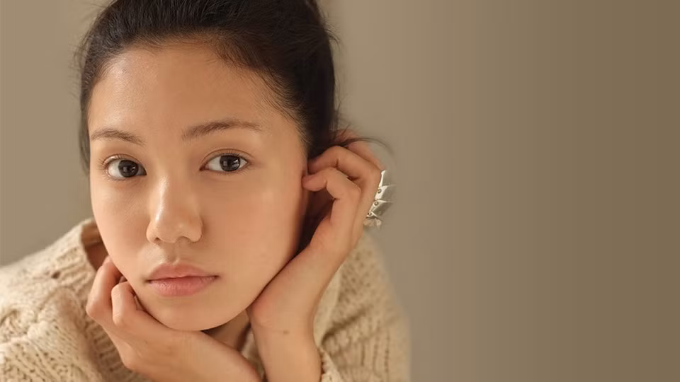 5. Nikaido Fumi: Dù không sở hữu nhan sắc quá rực rỡ nhưng Nikaido Fumi vẫn là một trong những ngôi sao điện ảnh đắt giá. Cô sở hữu gia tài đồ sộ hơn 40 bộ phim điện ảnh, truyền hình. Lối diễn xuất chân thực mộc mạc đầy lôi cuốn đã giúp cô nàng 9X này giành được giải Nữ diễn viên trẻ xuất sắc nhất tại LHP quốc tế Venice lần thứ 68 với vai diễn trong phim Himizu (2011). Cô cũng được tạp chí Variety bình chọn là Ngôi sao triển vọng quốc tế. Tuy nhiên nữ diễn viên sinh năm 1994 lại bị ghét chỉ vì những vai diễn "quá đàn ông" trên phim.