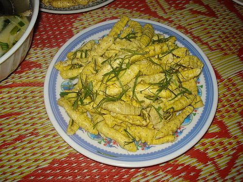 Lúc còn sống, con tằm trông khá đáng sợ, nhưng khi qua bàn tay chế biến, lại trở nên đặc biệt vô cùng bởi vị béo ngon khó mà cưỡng nổi. Ảnh: Internet.