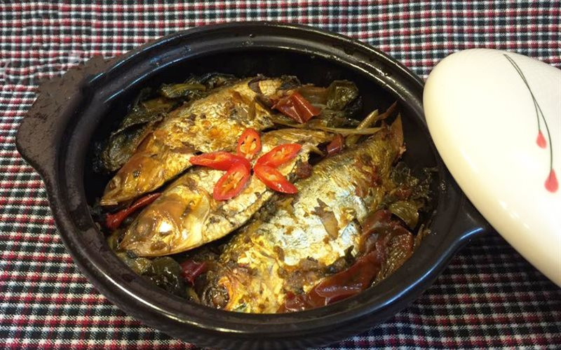 Cá mòi giàu chất béo lành mạnh và các loại vitamin. Loại cá này được bán dưới dạng đóng hộp, kể cả xương và da cá cũng nhiều dinh dưỡng.