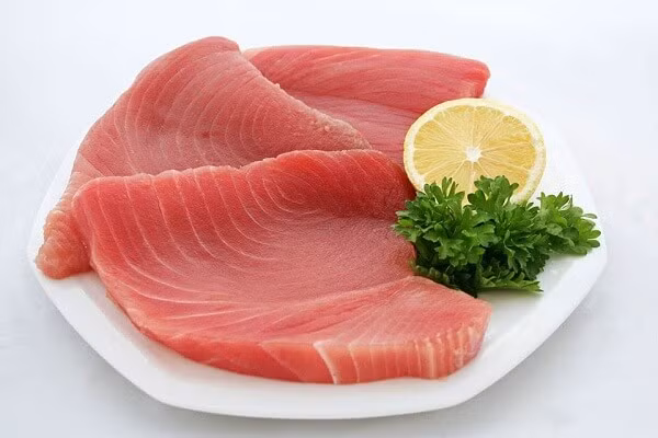 Cá ngừ tươi hay cá ngừ đóng hộp đều vẫn giữ được vị ngon và giá trị dinh dưỡng, ngăn ngừa xơ vữa động mạch, ngừa thiếu máu thiếu sắt. Ngoài ra, cá ngừ rất giàu protein và DHA, có thể cân bằng dinh dưỡng cần thiết cho cơ thể, thúc đẩy sự tái sinh của tế bào não, cải thiện trí nhớ.