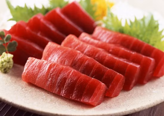 Tuy nhiên, những loại cá này có thể tồn dư hàm lượng thủy ngân và chất thải độc có hại, đặc biệt là cá mập, cá ngừ, cá thu và cá lát gạch. Vì vậy trẻ nhỏ và phụ nữ có thai nên lưu ý khi ăn. Ảnh: Internet.