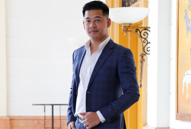 Tủ vest của anh khá đa dạng vể màu sắc va kiểu dáng.