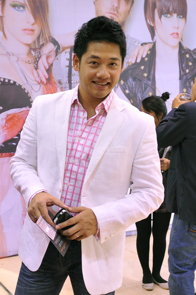 Áo sơ mi kẻ hồng phối với áo vest trắng bảnh bao.