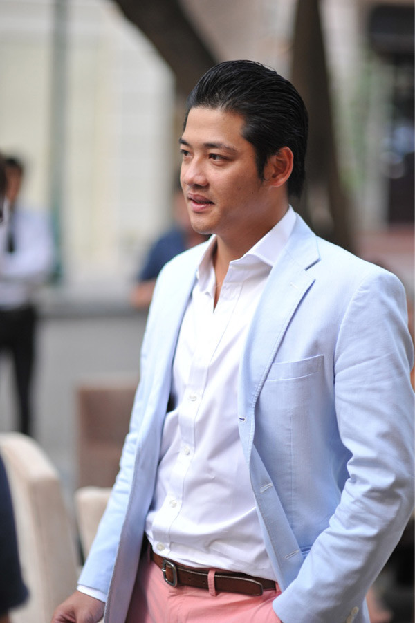 Hải Anh thường xuyên diện áo sơ mi, quần âu và áo vest lịch lãm.