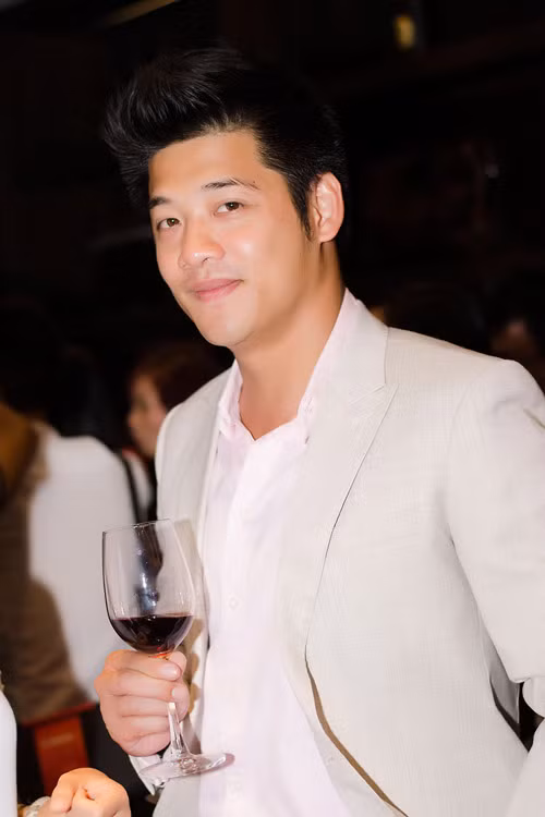 Trong phim hay ngoài đời, người hâm mộ cũng thấy được hình ảnh lịch lãm của Hải Anh qua gu trời trang của anh.