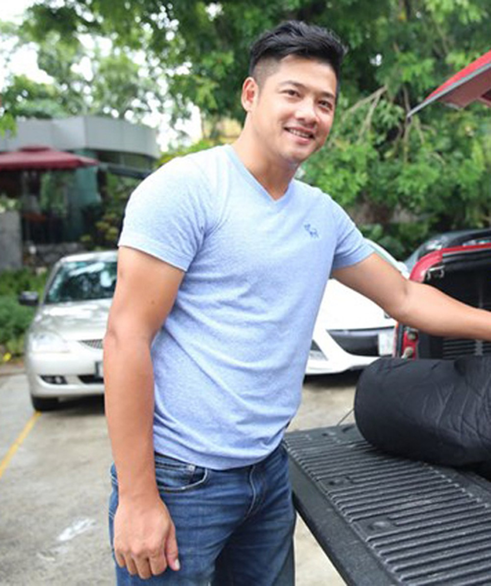 Anh cùng thường diện áo phông khỏe khoắn.