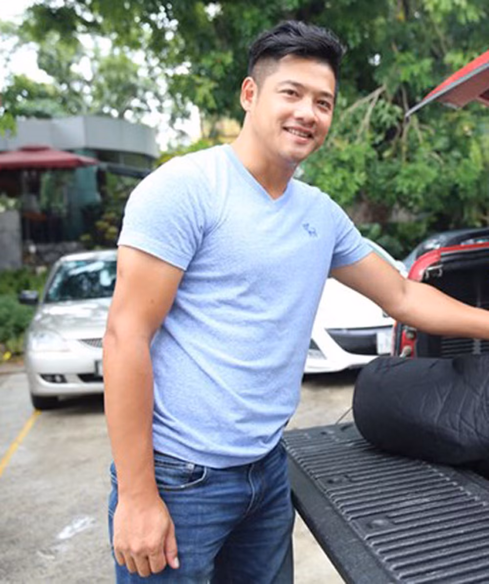 Anh cùng thường diện áo phông khỏe khoắn.