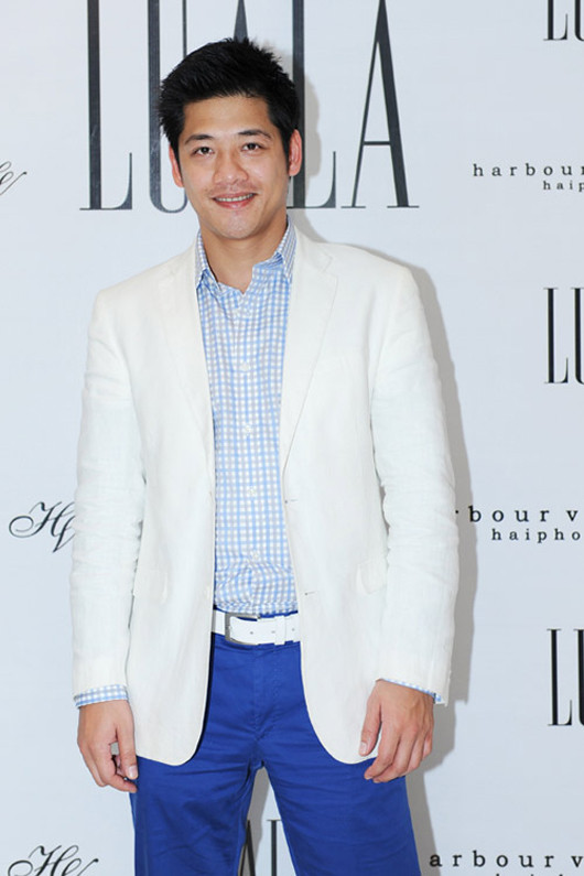 Nam diễn viên bảnh bao trong chiếc so mi kẻ phối với vest trắng.