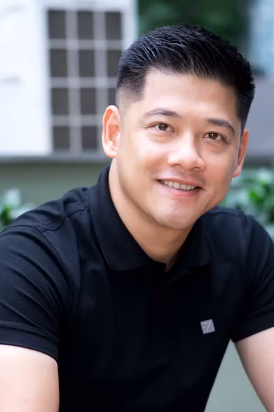 Anh cũng rất giản dị khi mặc áo phông đen. Ảnh: Internet.