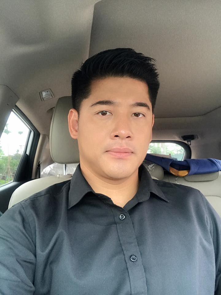 Anh diện áo sơ mi đơn giản mà lịch lãm.