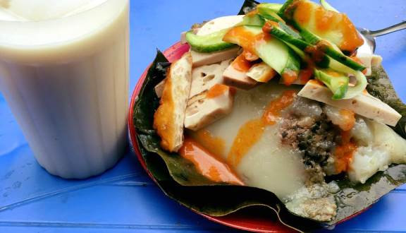 Cũng như nem chua rán, bánh giò là món ăn được yêu thích quanh năm. Tuy nhiên, nó có sức hút cực hạn vào những ngày cuối thu, chớm đông.