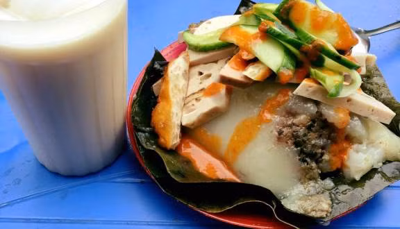 Cũng như nem chua rán, bánh giò là món ăn được yêu thích quanh năm. Tuy nhiên, nó có sức hút cực hạn vào những ngày cuối thu, chớm đông.