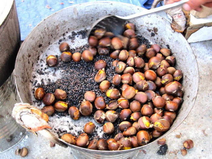 Hạt dẻ nướng được bày bán trên nhiều con phố ở Hà Nội vào mùa lạnh. Gọi là hạt dẻ nướng nhưng thực tế các quầy hàng đều chế biến bằng cách rang, vẫn đảm bảo độ thơm bùi. Ảnh: Internet.