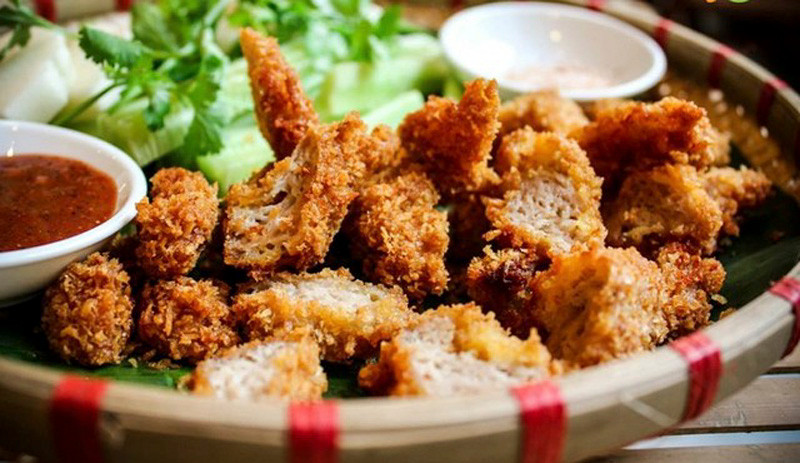 Nem chua rán Hà Nội ăn vào thời điểm nào cũng ngon, nhưng nếu có chút se se của trời thu để cảm hết cái vị đậm đà, béo ngậy xen lẫn cay cay của tương ớt thì tuyệt hơn nữa.