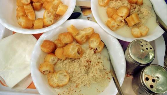 Cháo sườn có thể ăn quanh năm, nhưng một món đồ nóng như vậy vẫn ngon nhất khi được thưởng thức khi trời vào đông hay khi gió thu bắt đầu se se như bây giờ. Nếu bạn muốn thưởng thức cháo sườn ngon nhất, hãy ghé ngay một vài địa chỉ quen thuộc như ngõ chợ Đồng Xuân, phố Lý Quốc Sư, Hàng Bồ… 