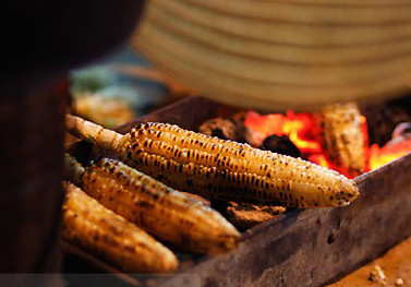 Ngô nướng từ lâu đã trở thành một món ăn vặt ưa thích của người Hà Nội mỗi dịp mùa đông về.