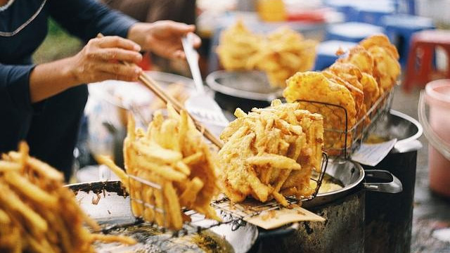 Những ngày chớm rét cũng là thời điểm các món bánh chuối, bánh khoai, bánh ngô vào mùa kinh doanh.