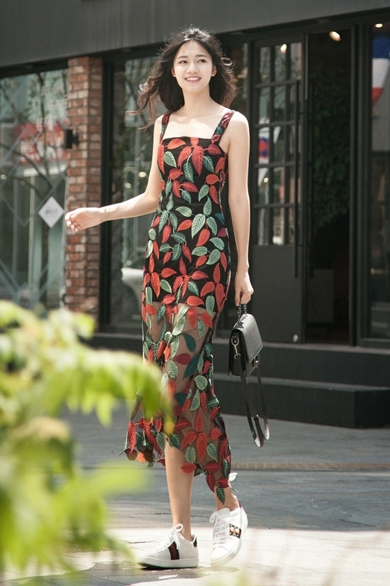 Á hậu Thanh Tú được đánh giá là có gu ăn mặc sành điệu, trưởng thành và sexy hơn.