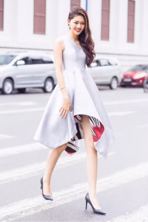 Đầm xòe là một trong những món đồ cơ bản không thể thiếu trong tủ đồ của người đẹp.